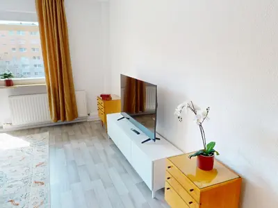 TV/Unterhaltungsangebot in der Unterkunft 3-Raum-Ferienwohnung mit Balkon, Straßenbahnlinie 5 fußläufig erreichbar, WLAN