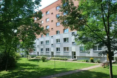 Ein Garten an der Unterkunft 3-Raum-Ferienwohnung mit Balkon, Straßenbahnlinie 5 fußläufig erreichbar, WLAN