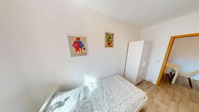 Ein Bett oder Betten in einem Zimmer der Unterkunft 3-Raum-Ferienwohnung mit Balkon, Straßenbahnlinie 5 fußläufig erreichbar, WLAN