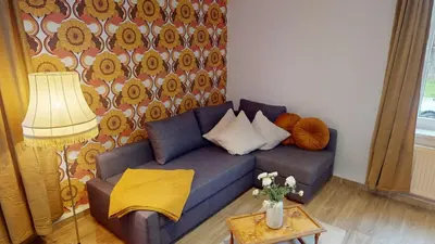 Ein Sitzbereich in der Unterkunft Retrochic in zentraler Lage, nur 1 Minute bis zur Haltestelle der Linie 5, WLAN