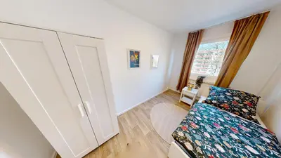 Ein Bett oder Betten in einem Zimmer der Unterkunft Großzügige Ferienwohnung, 350m bis zur Bushaltestelle, WLAN