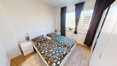 Ein Bett oder Betten in einem Zimmer der Unterkunft Großzügige Ferienwohnung, 350m bis zur Bushaltestelle, WLAN