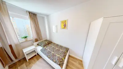 Ein Bett oder Betten in einem Zimmer der Unterkunft Wohlfühlapartment für 5 Personen, Haltestelle der Linie 5 in unmittelbarer Nähe, WLAN