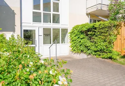 Ein Garten an der Unterkunft Geräumige Stilvolle Wohnung - Ihr perfektes Zuhause