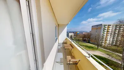 Ein Balkon oder eine Terrasse in der Unterkunft Hier ist Platz für vier, nur 200m bis zur Haltestelle der Linie 5, WLAN