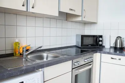 Küche/Küchenzeile in der Unterkunft Altbau-Flair, Trendviertel, 2P, WiFi, Modern, Fahrstuhl