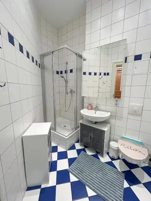 Ein Badezimmer in der Unterkunft Altbau-Flair, Trendviertel, 2P, WiFi, Modern, Fahrstuhl