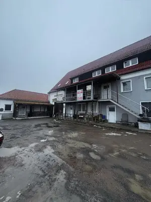 Das Gebäude in dem sich das Privatzimmer befindet