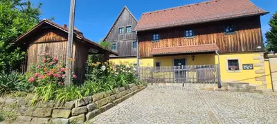 Das Gebäude in dem sich das Ferienhaus befindet
