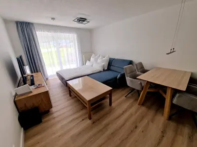 Ein Sitzbereich in der Unterkunft Bergidylle- Saniert und Hochwertig mit Massivholzmöbeln, Sonnenterrasse in der Natur, fußgängig ins Zentrum