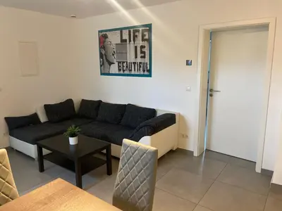 Ein Sitzbereich in der Unterkunft Großkoschen Wohnungen
