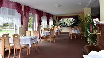 Ein Restaurant oder anderes Speiselokal in der Unterkunft Pension Schwesinger