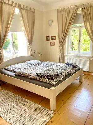 Ein Bett oder Betten in einem Zimmer der Unterkunft Stadtvilla Oscar 1 OG - Stilvoll sanierte Altbauwohnung in denkmalgeschützter Stadtvilla nahe Elbradweg