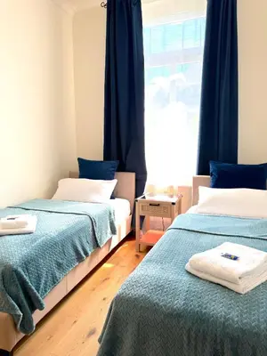 Ein Bett oder Betten in einem Zimmer der Unterkunft NewCityHome - Chemnitz - 2 Zi - Design Apartment Naomi - Kaßberg - Private Parking