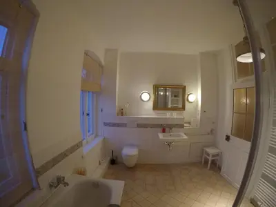 Ein Badezimmer in der Unterkunft Stadtvilla Oscar 2 OG - Stilvoll sanierte Altbauwohnung in denkmalgeschützter Stadtvilla nahe Elbradweg