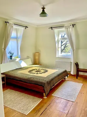 Ein Bett oder Betten in einem Zimmer der Unterkunft Stadtvilla Oscar 2 OG - Stilvoll sanierte Altbauwohnung in denkmalgeschützter Stadtvilla nahe Elbradweg