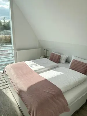 Ein Bett oder Betten in einem Zimmer der Unterkunft schwimmende Villa Haus Beach