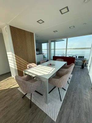 Ein Sitzbereich in der Unterkunft schwimmende Villa Haus Beach
