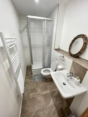 Ein Badezimmer in der Unterkunft Korfu Übernachtungen - Parkplatz & Restaurant