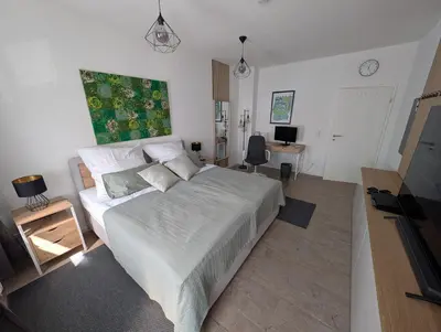 Ein Bett oder Betten in einem Zimmer der Unterkunft Helles Studio mit Arbeitsplatz und Balkon