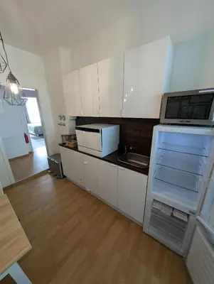 Küche/Küchenzeile in der Unterkunft Helles Studio mit Arbeitsplatz und Balkon