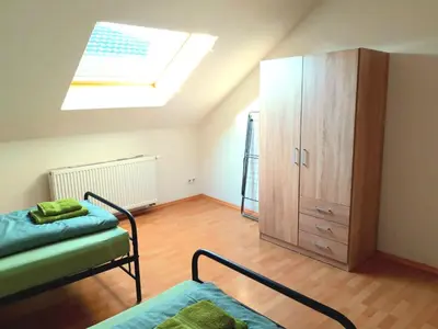 Ein Bett oder Betten in einem Zimmer der Unterkunft Seyfarthrooms - Großröhrsdorf 2 - zentrale Lage, stilvolle Einrichtung, Blick in den Garten