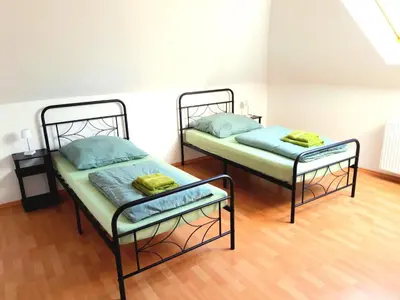 Ein Bett oder Betten in einem Zimmer der Unterkunft Seyfarthrooms - Großröhrsdorf 2 - zentrale Lage, stilvolle Einrichtung, Blick in den Garten