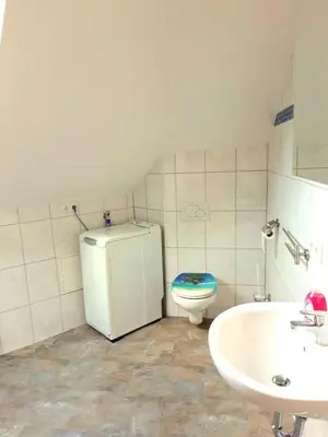 Ein Badezimmer in der Unterkunft Seyfarthrooms - Großröhrsdorf 2 - zentrale Lage, stilvolle Einrichtung, Blick in den Garten