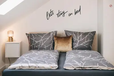 Ein Bett oder Betten in einem Zimmer der Unterkunft TIP! Großzügige Ferienwohnung im Herzen der Dresdner Neustadt