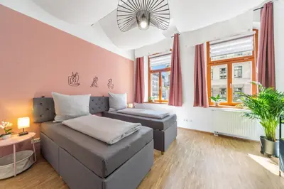 Ein Bett oder Betten in einem Zimmer der Unterkunft DresdenStay gemütlich Nähe Zentrum und Elbe Kamin PS4