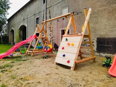 Ein Kinderspielbereich in der Unterkunft Laufenten Loft - Gutshof Dobschütz Bauernhof