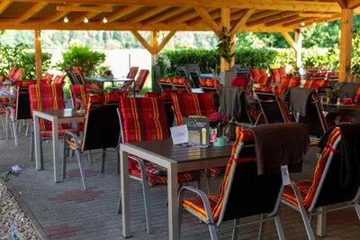 Ein Restaurant oder anderes Speiselokal in der Unterkunft Ferienhaus Enessa
