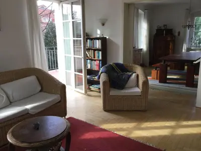 Ein Sitzbereich in der Unterkunft Schöne 150 qm-Wohnung in Jugendstil-Villa
