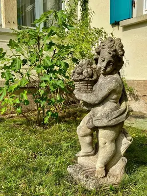 Ein Garten an der Unterkunft Wundervolle Wohnung im Elbhang von Dresden Loschwitz