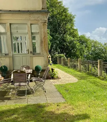 Ein Garten an der Unterkunft Wundervolle Wohnung im Elbhang von Dresden Loschwitz