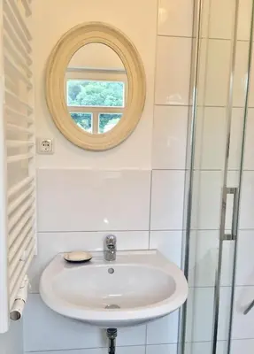 Ein Badezimmer in der Unterkunft Kleines Ferienappartement 3 im Schmöllerhäuschen