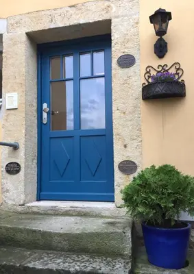 Eine Fassade oder ein Eingang zu Kleines Ferienappartement 3 im Schmöllerhäuschen
