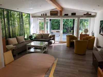 Ein Sitzbereich in der Unterkunft Charming Family Retreat in Hoyerswerda, Germany