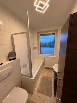 Ein Badezimmer in der Unterkunft Charming 3-Room Apartment in Hoyerswerda, Lusatian Lake District