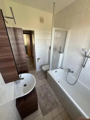 Ein Badezimmer in der Unterkunft Charming 3-Room Apartment in Hoyerswerda, Lusatian Lake District