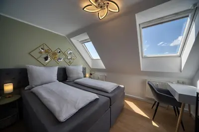 Ein Sitzbereich in der Unterkunft DresdenStay 3 Schlafzimmer 2 Bäder Balkon Kamin PS4