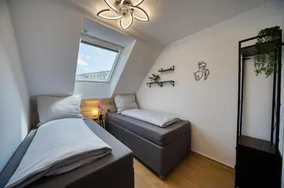 Ein Bett oder Betten in einem Zimmer der Unterkunft DresdenStay 3 Schlafzimmer 2 Bäder Balkon Kamin PS4
