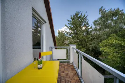 Ein Balkon oder eine Terrasse in der Unterkunft DresdenStay 3 Schlafzimmer 2 Bäder Balkon Kamin PS4