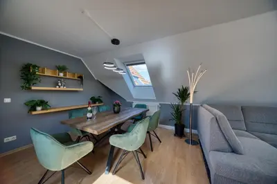 Ein Sitzbereich in der Unterkunft DresdenStay 3 Schlafzimmer 2 Bäder Balkon Kamin PS4