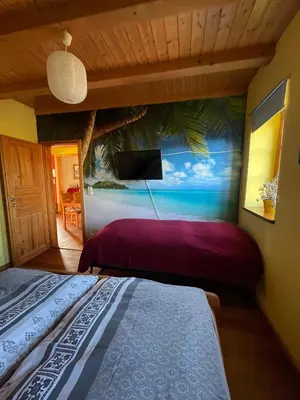 Ein Bett oder Betten in einem Zimmer der Unterkunft Ferienwohnung Bernhardsteinblick