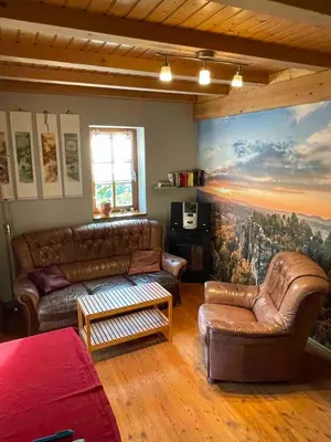 Ein Sitzbereich in der Unterkunft Ferienwohnung Bernhardsteinblick