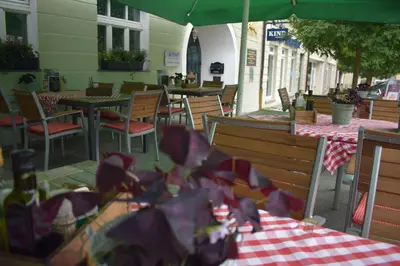 Ein Restaurant oder anderes Speiselokal in der Unterkunft Akzent Hotel Goldner Hirsch