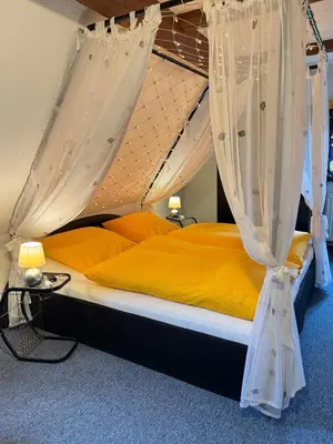 Ein Bett oder Betten in einem Zimmer der Unterkunft Landhaus Sorgenfrei obere Etage