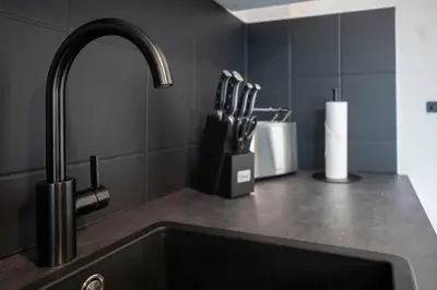 Küche/Küchenzeile in der Unterkunft Black & White Apartment - Balkon, Netflix, Nespresso, Zentral, Messe