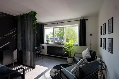 Ein Sitzbereich in der Unterkunft Black & White Apartment - Balkon, Netflix, Nespresso, Zentral, Messe
